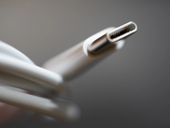 USB-C bo leta 2024 postal obvezen za žično polnjenje.